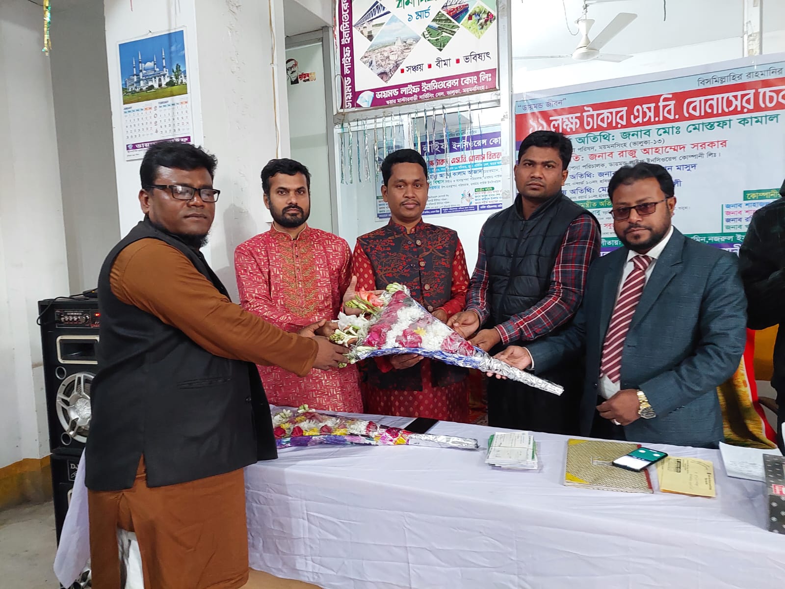 ২৬-০১-২৩ইং ডায়মন্ড লাইফ ইনসিওরেন্স কোম্পানির স্কয়ার মাস্টার বাড়ি সার্ভিসিং সেল হতে সম্মানিত গ্রাহকদের ১১ লক্ষ টাকার এস বি বোনাসের চেক বিতরণ